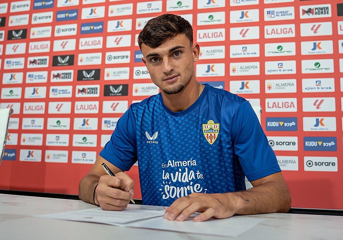 Pubill firmando su contrato.