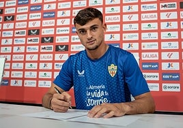 Pubill firmando su contrato.