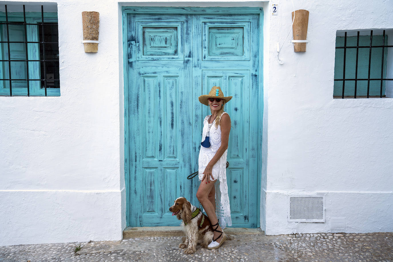 Imagen principal - Arriba, Eva Ripoll con su perro Nicolás en Altea. A la izquierda, Ana Joudi en Calpe y a la derecha, Nuel Puig, que veranea en Altea.