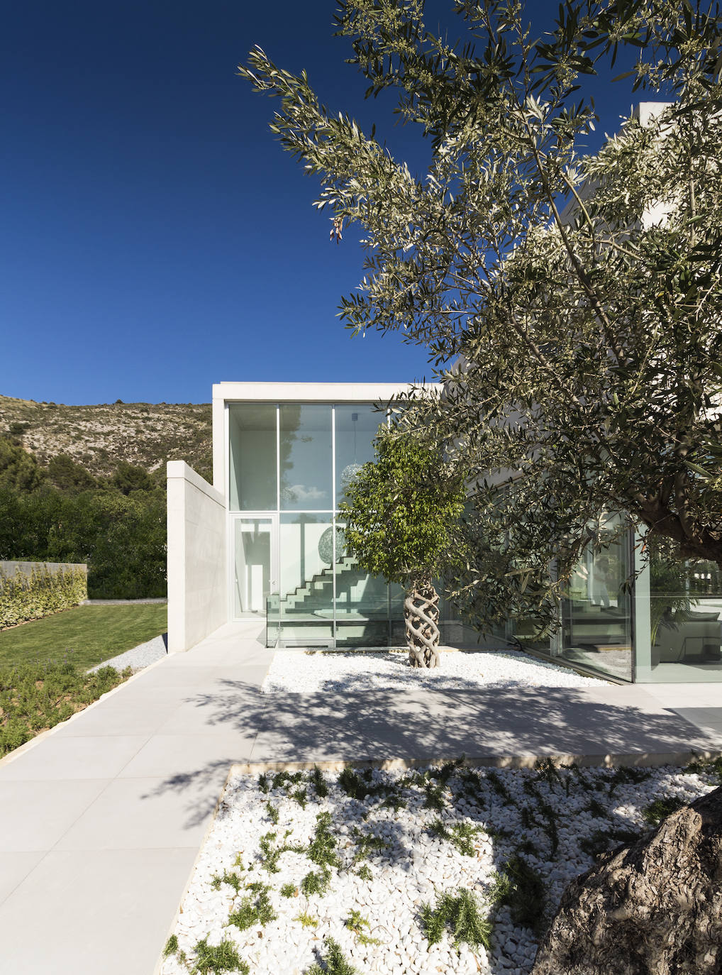 La casa está rodeada de un jardín mediterráneo, con especies autóctonas de la zona donde está enclavada.