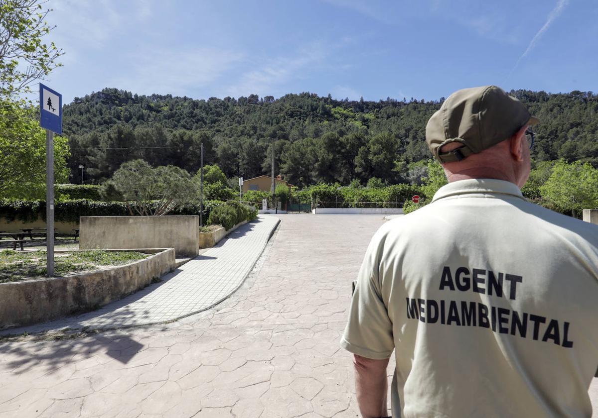 Un agente medioambiental, en el limite del Parque Natural de La Murta.