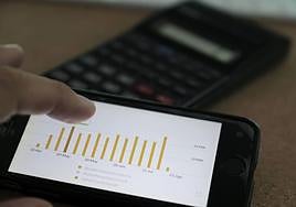 Un usuario comprobando la evolución del precio de la luz, imagen de archivo.