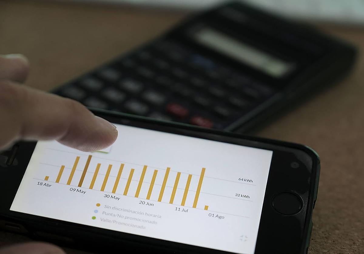 Un usuario comprobando la evolución del precio de la luz, imagen de archivo.