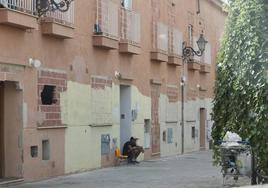 Uno de los residentes ilegales vigila en la puerta de la finca.