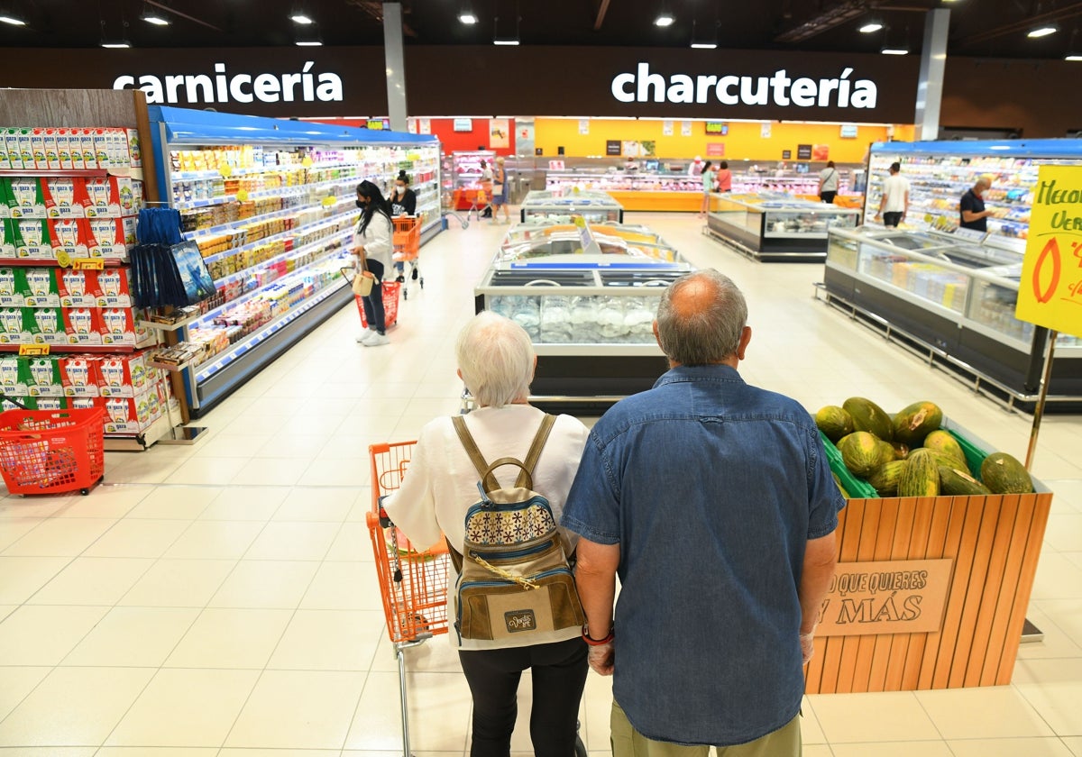 Un hombre y una mujer comprando en un supermercado