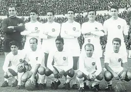 El once del partido de Copa de Ferias ante el Hibernian el 12 de octubre de 1965 en Mestalla: Zamora, García Verdugo, Mestre, Vidagany, Roberto, Paquito; agachados: Poli, Sánchez Lage, Waldo, Guillot y Muñoz.