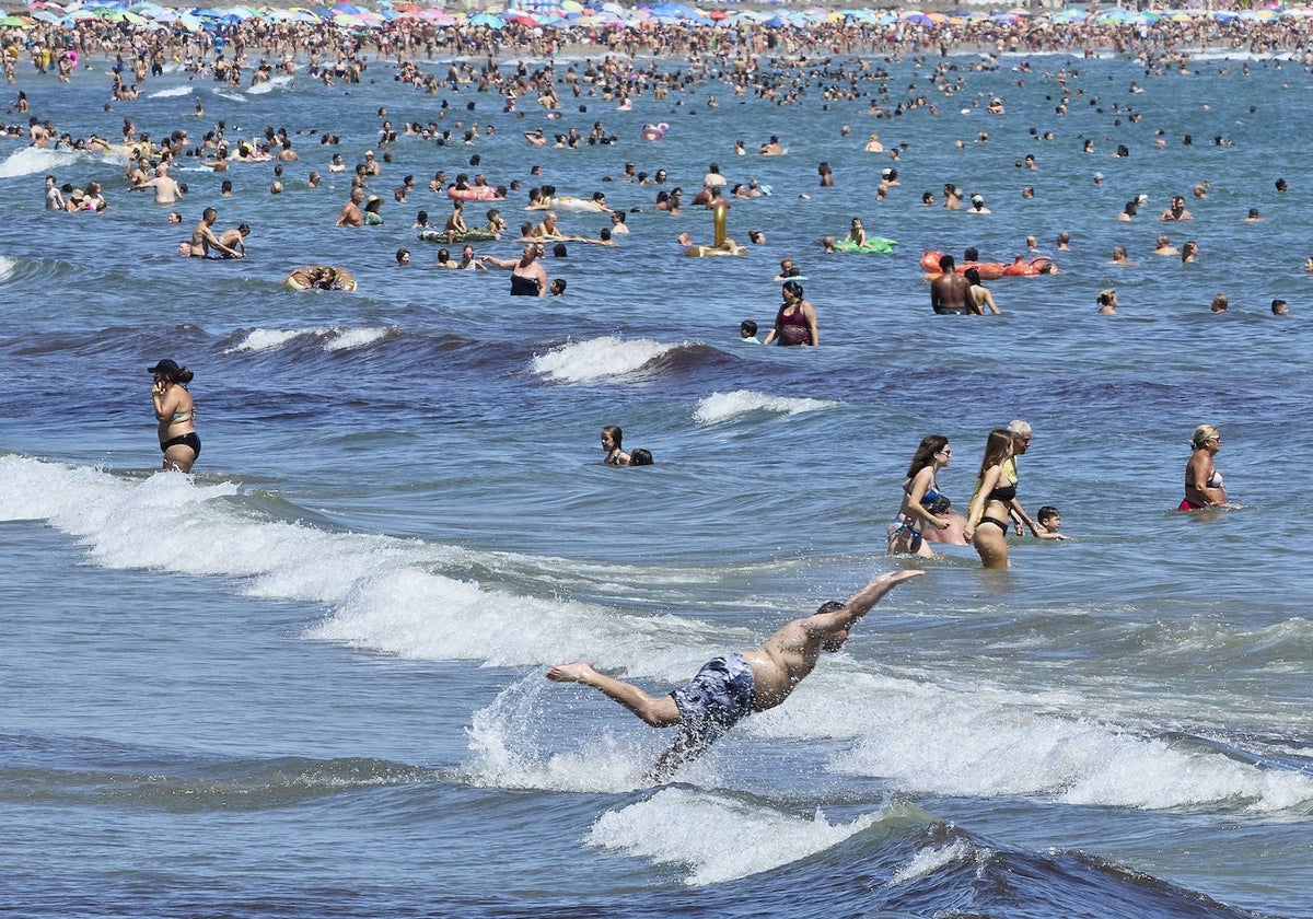 Unos bañistas en la Playa de las Arenas.