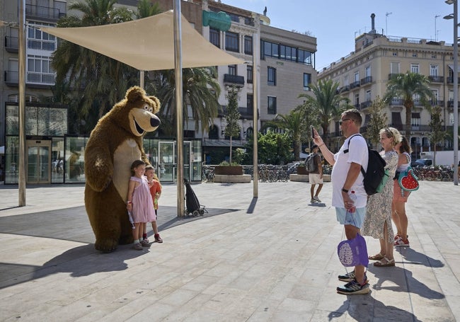 El colombiano Isaac Martínez, un oso que alegra en la plaza de la Reina.