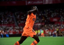 Diakhaby celebra el gol que marcó en Sevilla.