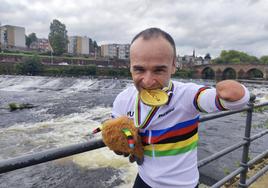 Ricardo Ten, celebrando una de sus medallas en el Campeonato del Mundo.