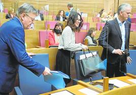 Ximo Puig, Aitana Mas y Héctor Illueca junto a sus respectivos escaños en Les Corts la pasada legislatura.