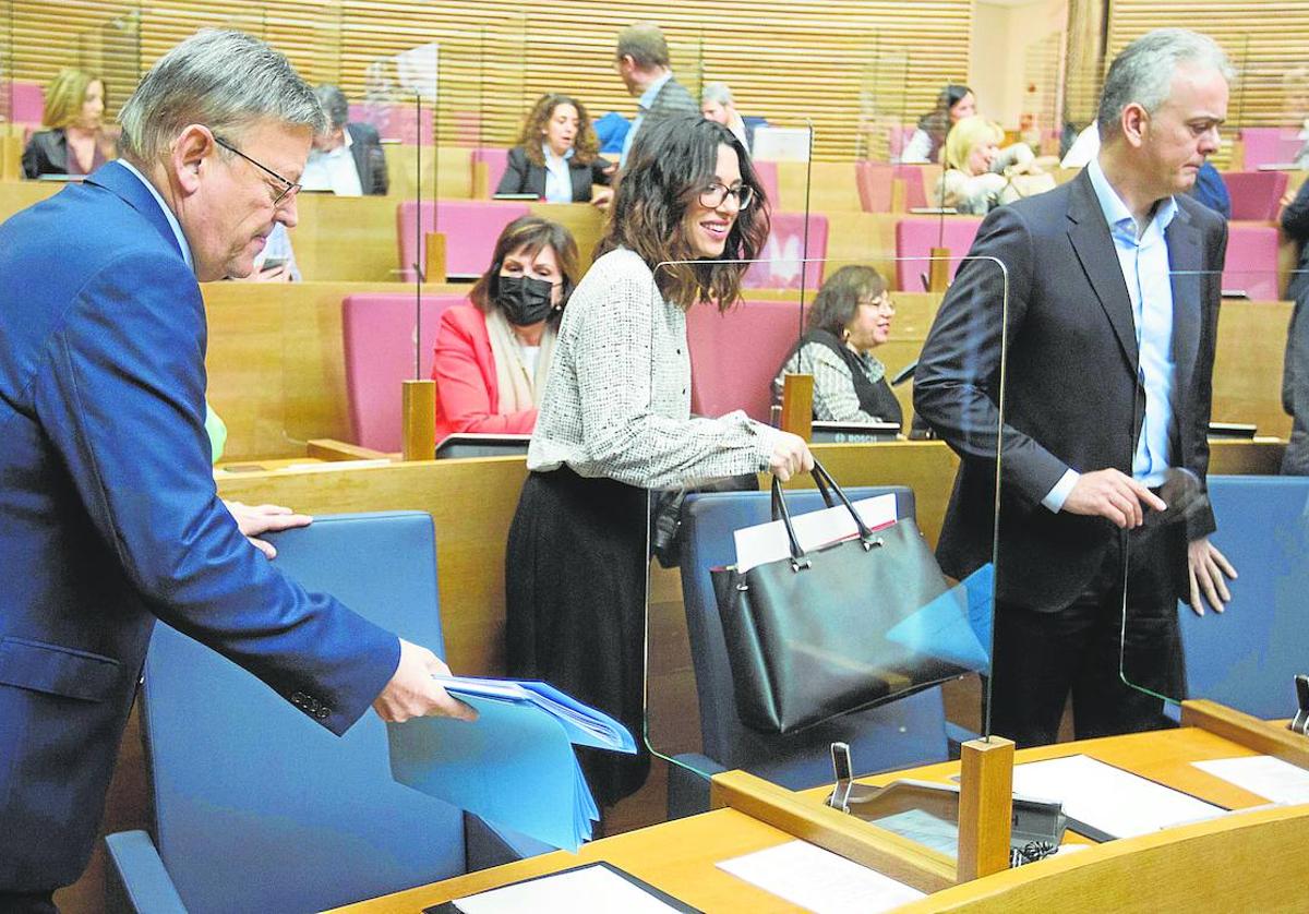 Ximo Puig, Aitana Mas y Héctor Illueca junto a sus respectivos escaños en Les Corts la pasada legislatura.