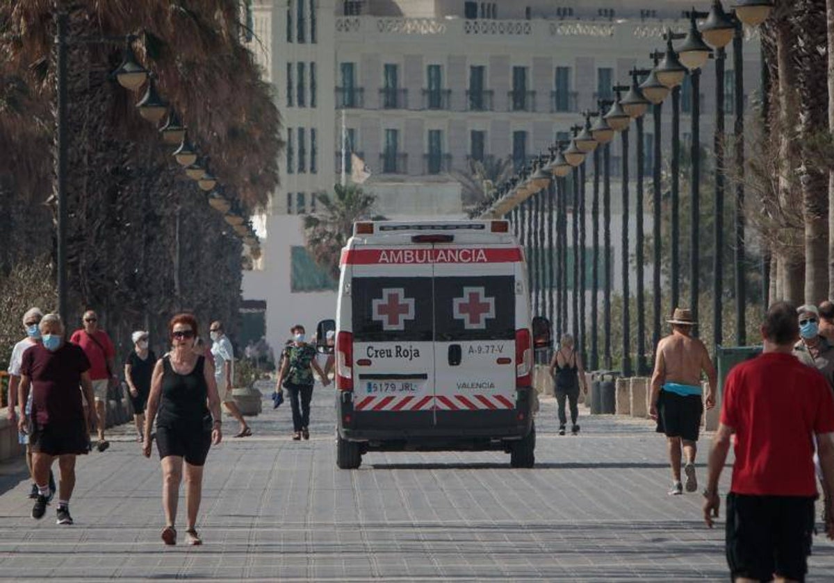 Imagen de archivo de una ambulancia en la playa de la Malvarrosa.