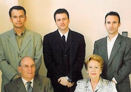 Luis Planes y Encarna Mestre (sentados), con sus hijos Lluis, Javier y Juan.