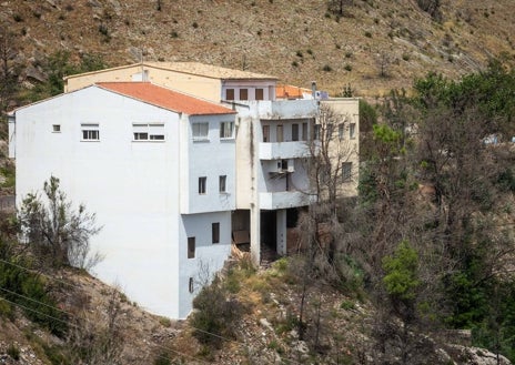 Imagen secundaria 1 - Estado en el que han quedado los alrededores de Bejís tras el incendio.