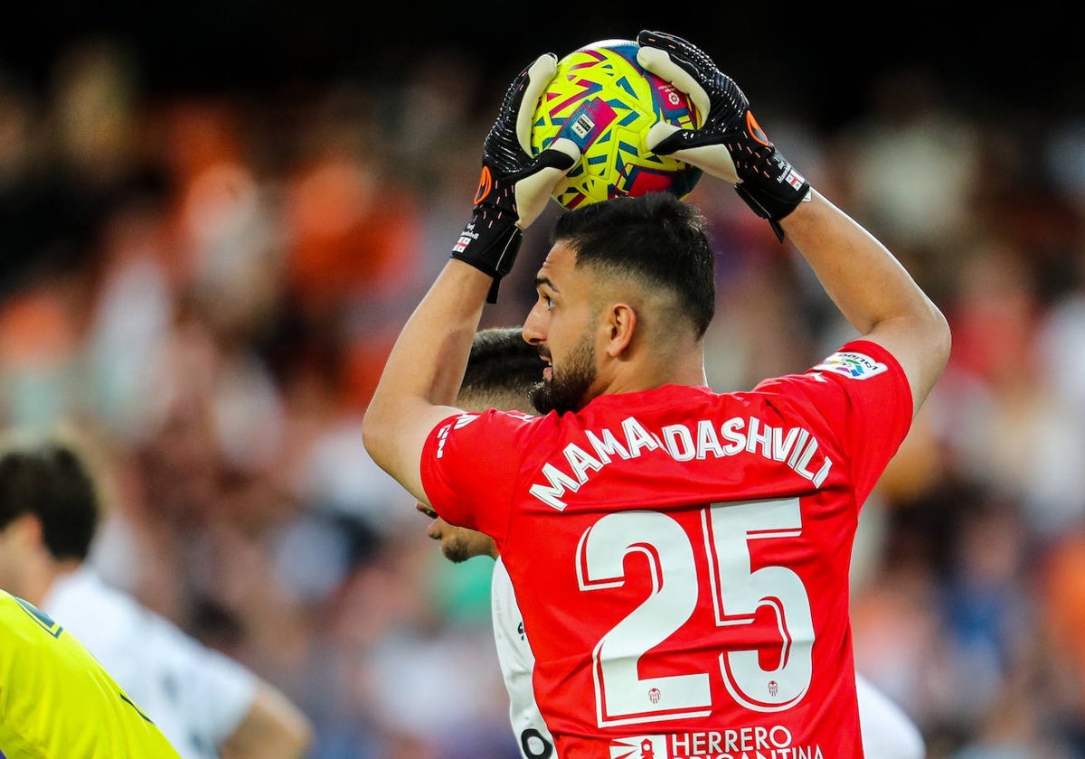 Mamardashvili atrapa el balón durante un partido en Mestalla.