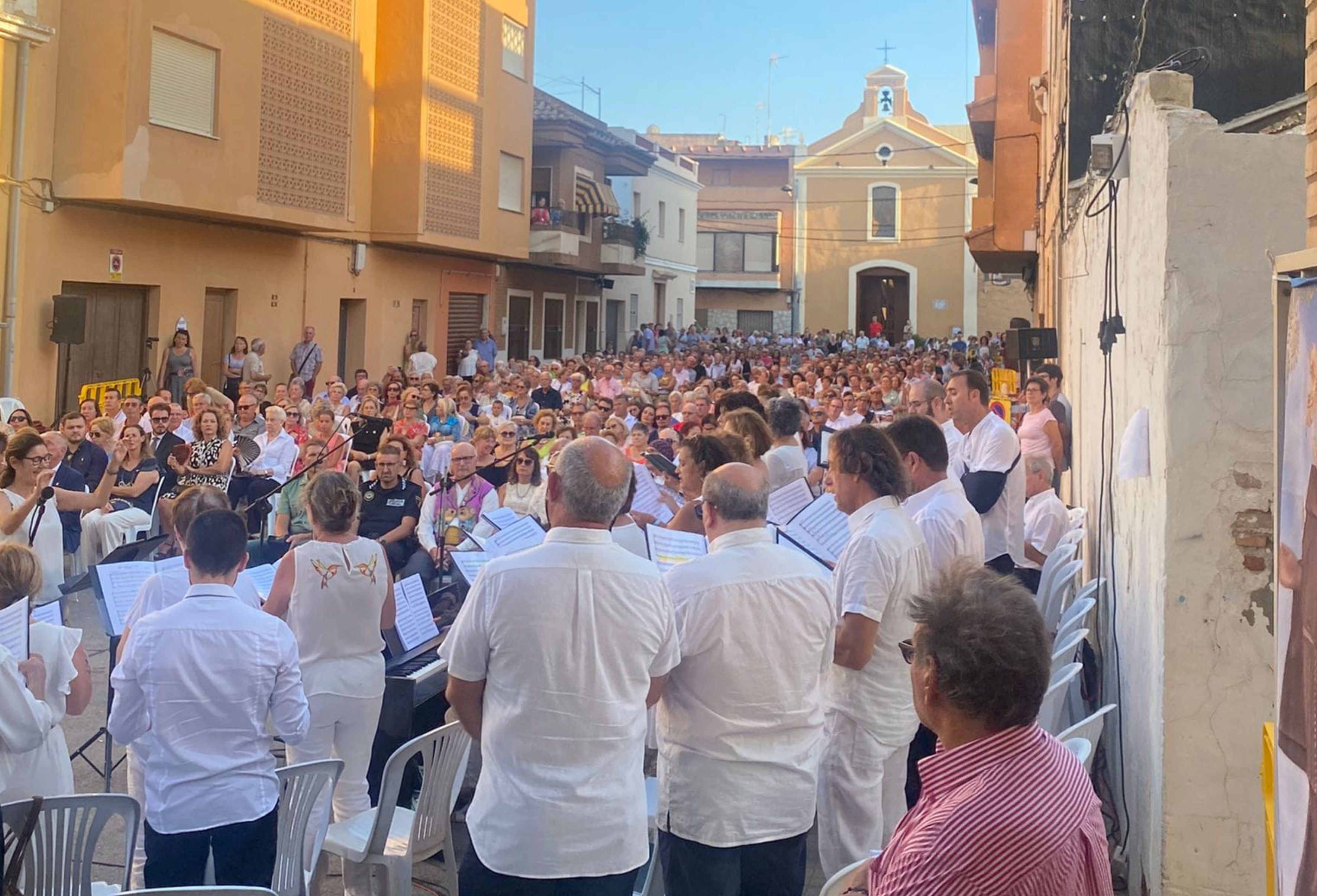Imagen principal - Cientos de personas asisten al aniversario de la capilla de El Perelló