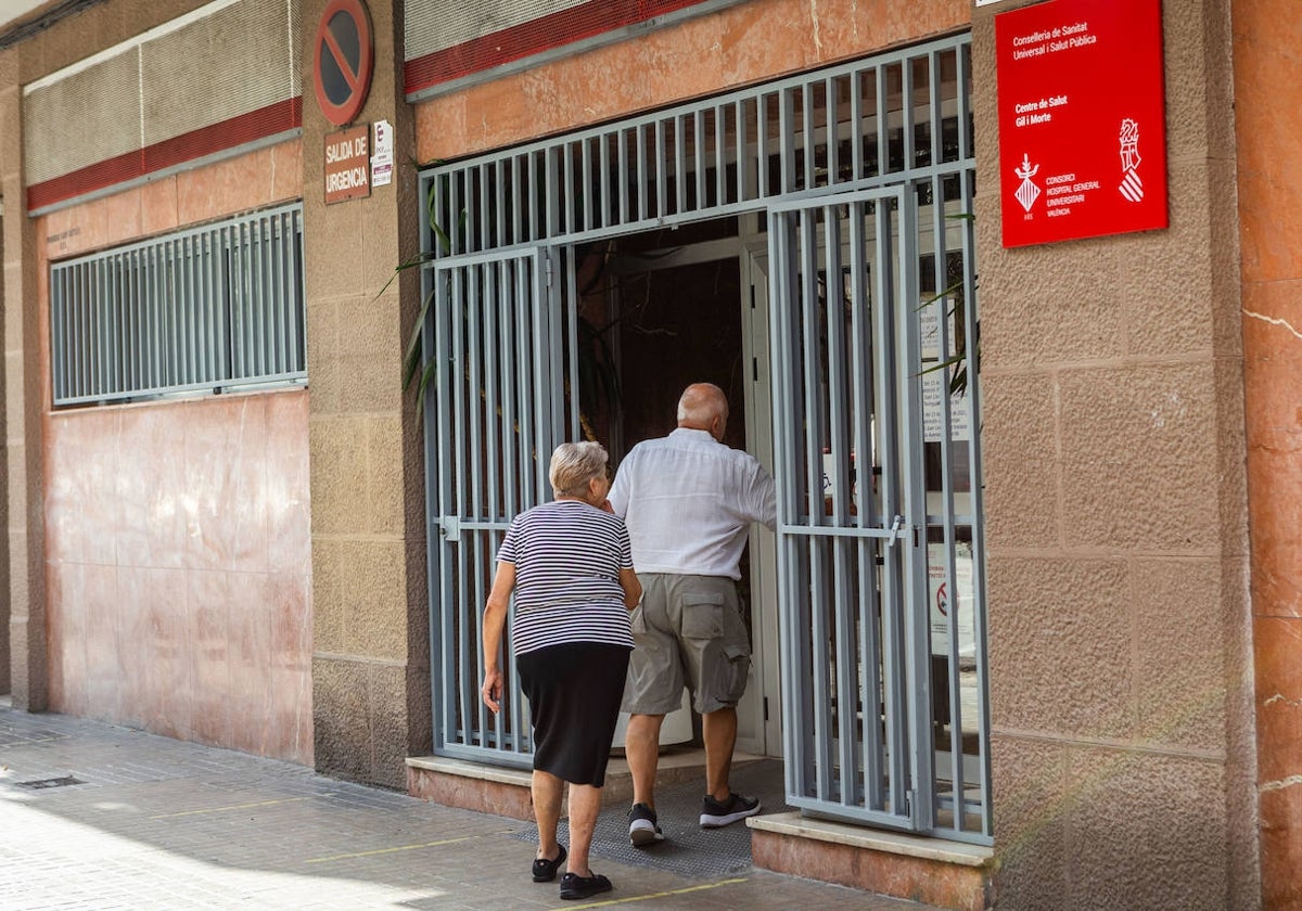 Dos pacientes entrando al Centro de Salud Gil y Morte.