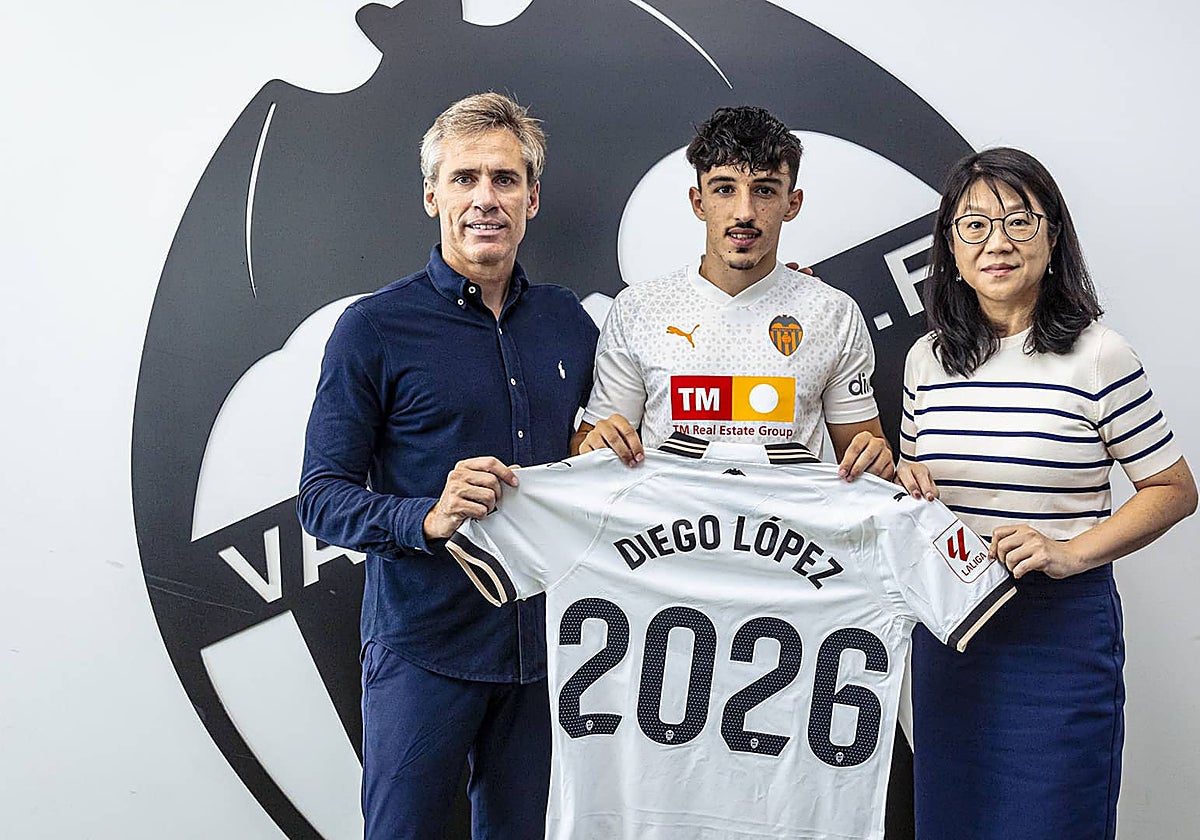 Diego López junto a Corona y Lay Hoon.