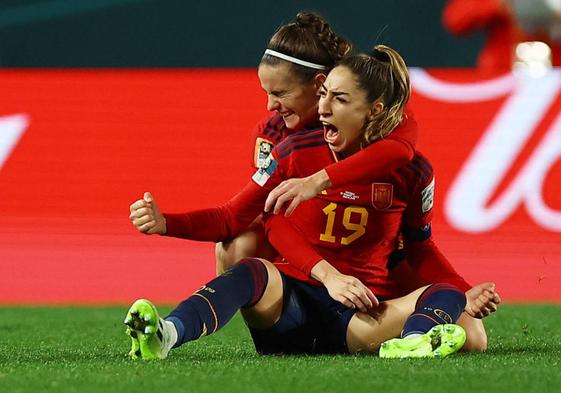 Olga Carmona y Teresa Abelleira celebran uno de los goles ante Suecia.