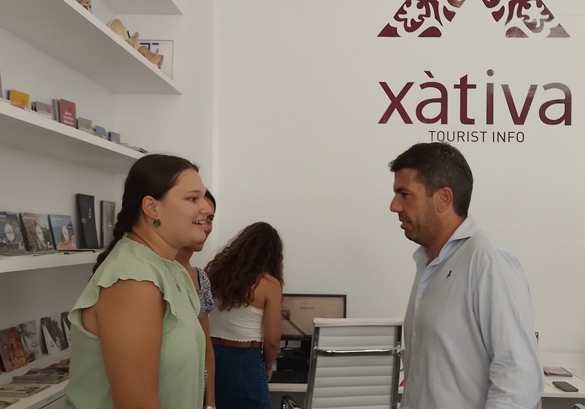 El presidente de la Generalitat visitó la oficina de Turismo de Xàtiva.