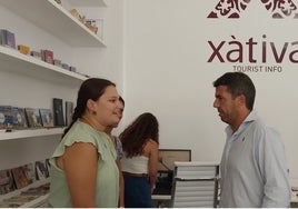 El presidente de la Generalitat visitó la oficina de Turismo de Xàtiva.