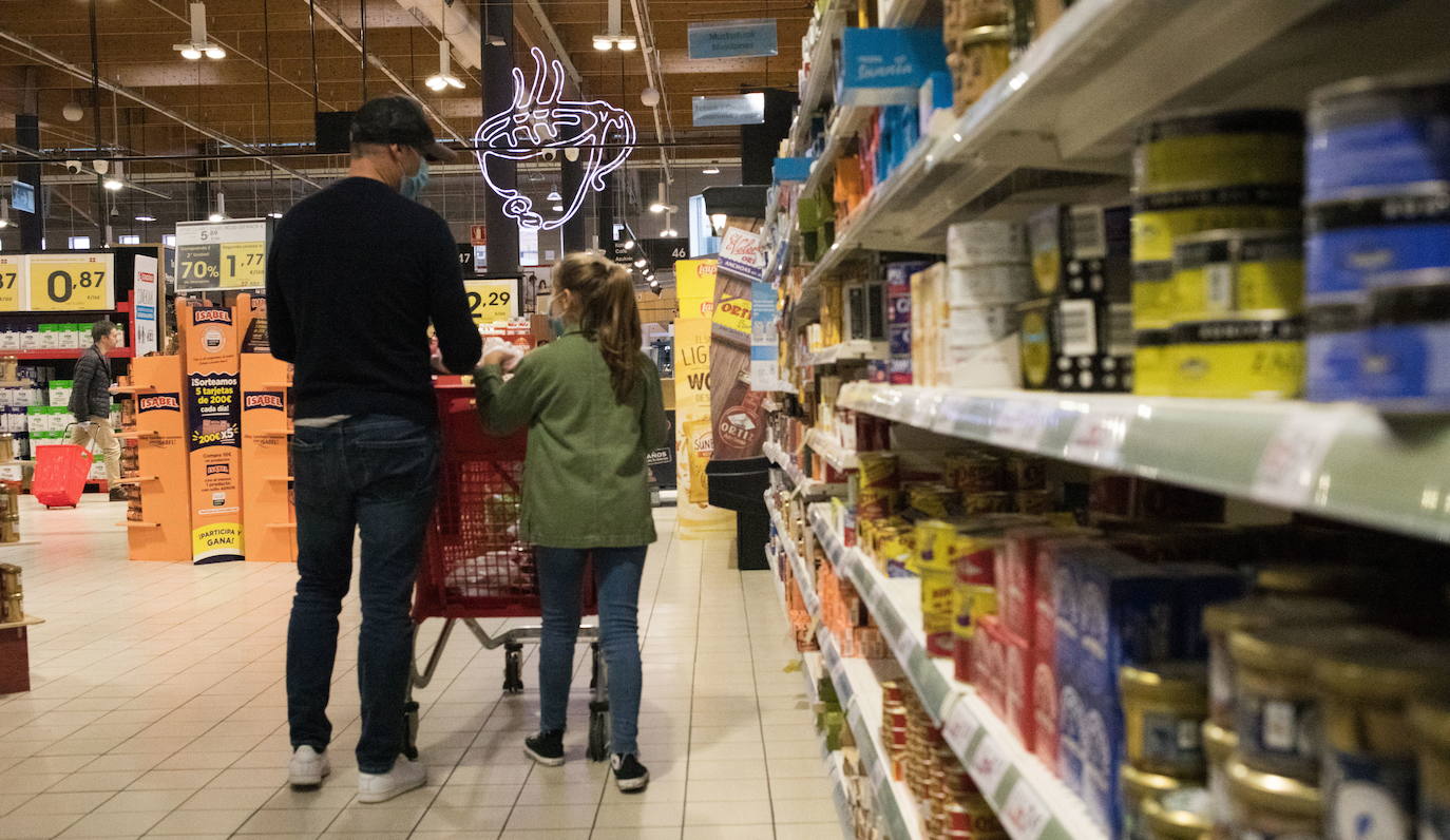 Una familia realiza la compra semanal en una gran superficie comercial.