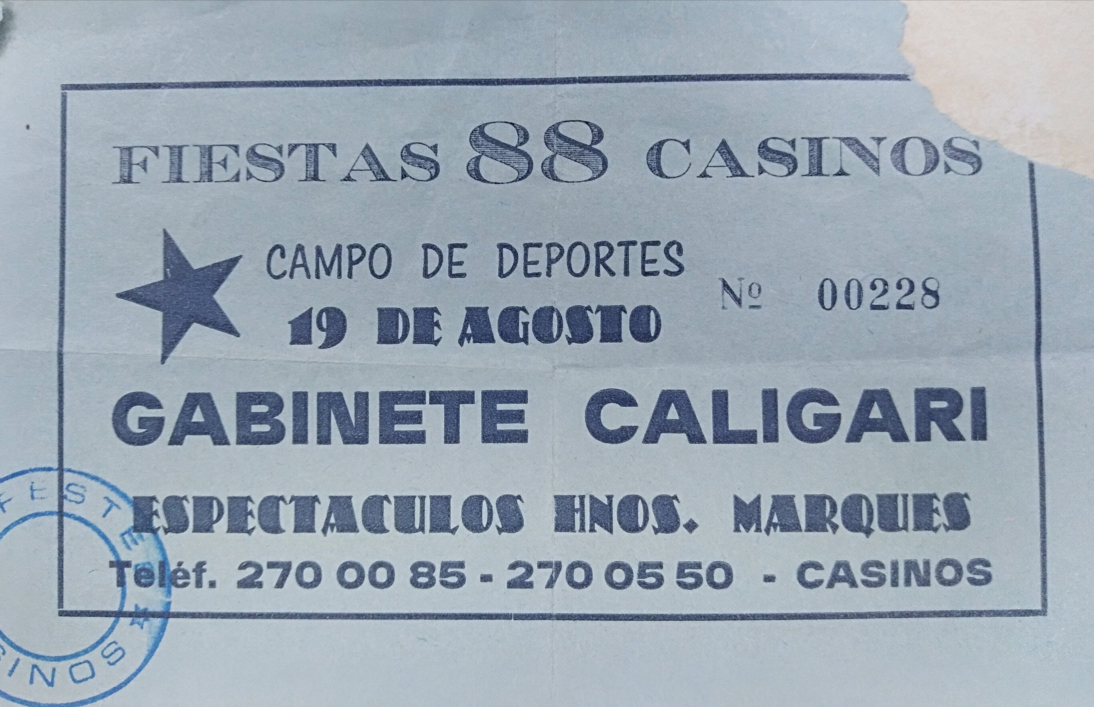 Las fiestas de los pueblos también han acogido a grandes bandas, como sucede con este concierto de Gabinete Caligari en Casinos.