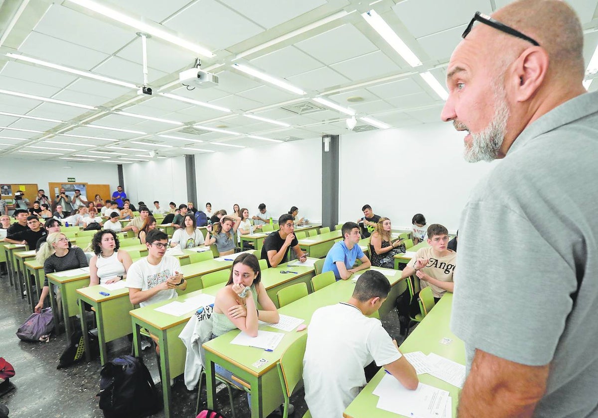 Alumnos durante la primera prueba de la selectividad de junio.