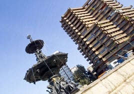 Fuente y edificio la Pagoda.