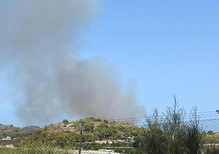 Vista de la columna de humo del incendio desde Cullera.