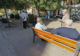 Jubilados en un parque.