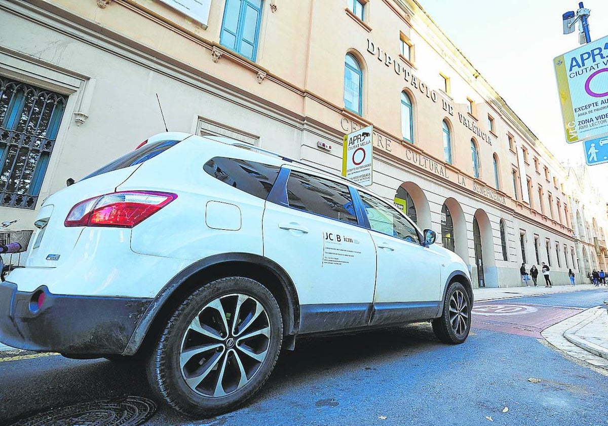 Un coche accede a la APR por la calle Corona.