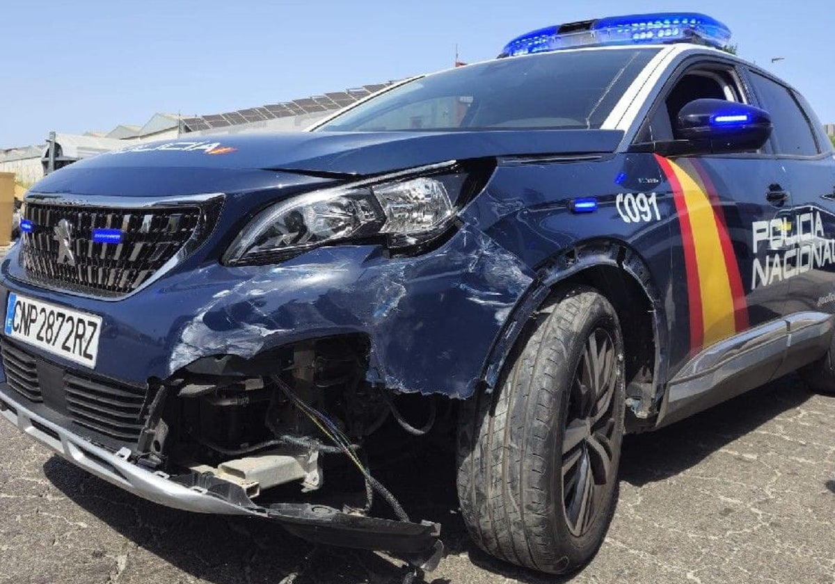 Uno de los coches patrulla que sufrió daños en la persecución.