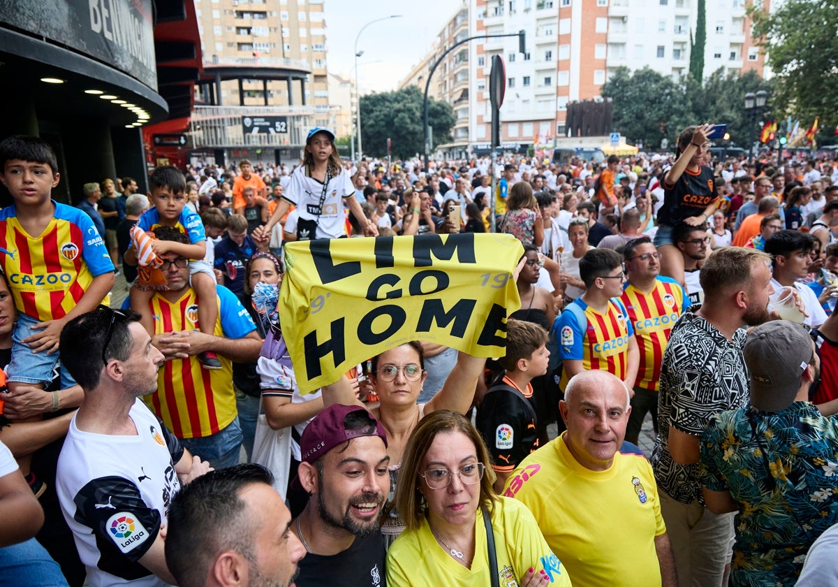 Aficionados del Valencia antes del comienzo del encuentro frente a Las Palmas.