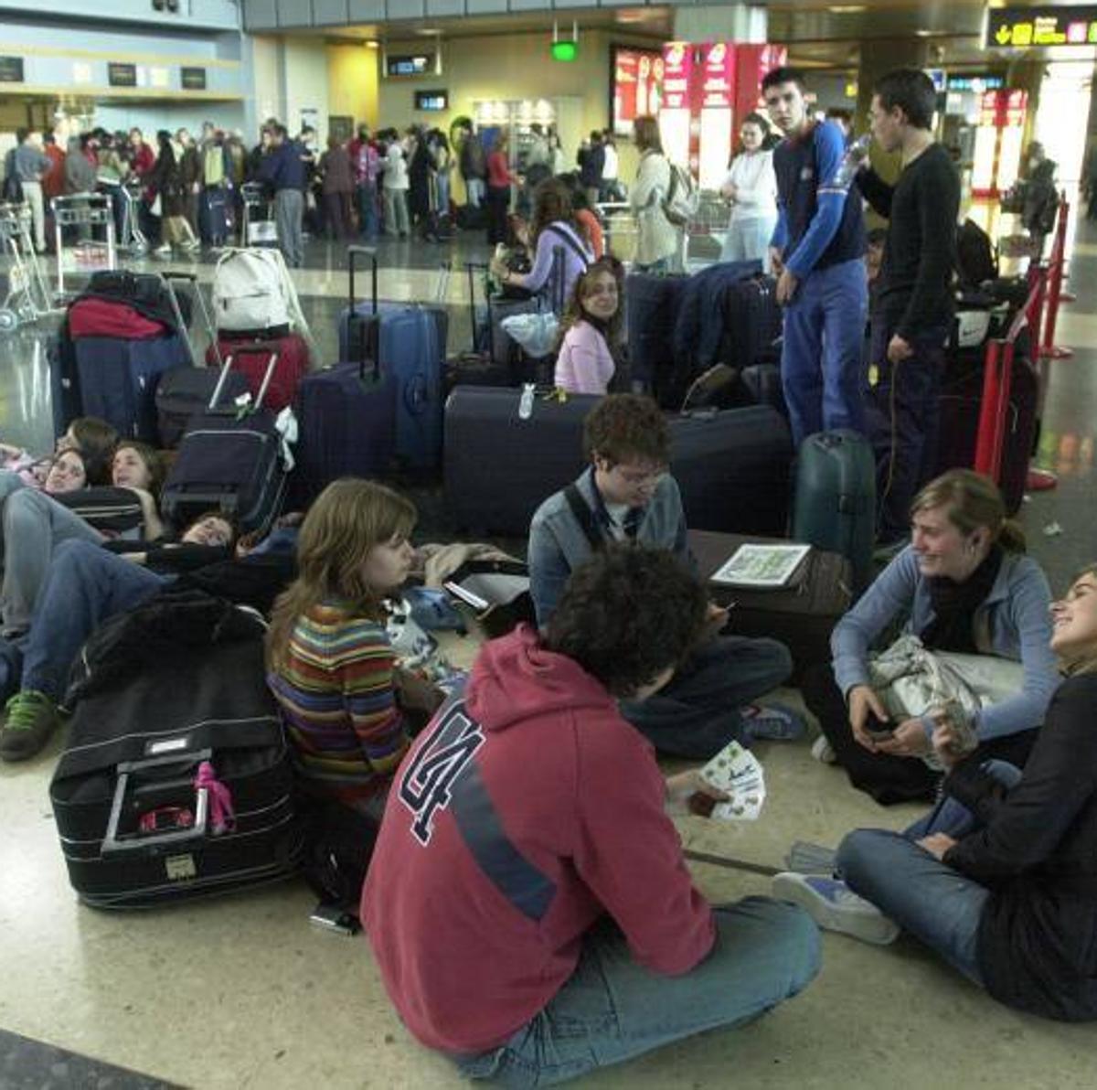 Gente esperando en el aeropuerto