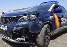 Uno de los coches patrulla que sufrió daños en la persecución.