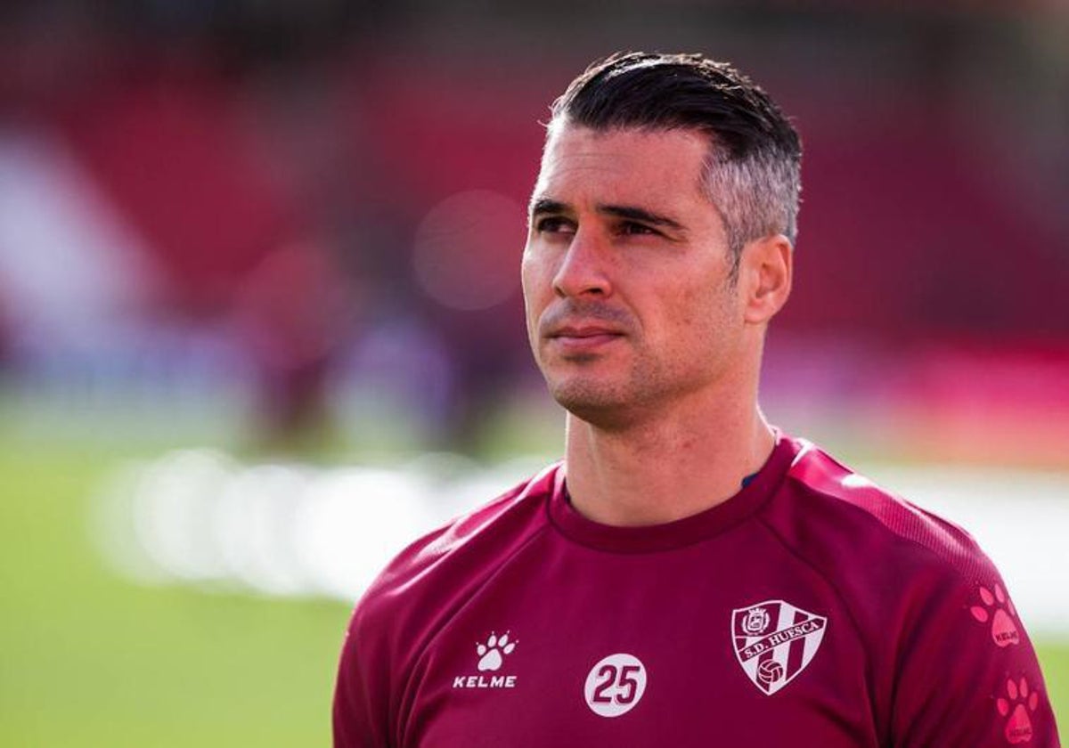 Andrés Fernández, antes de un partido con el Huesca la pasada temporada.