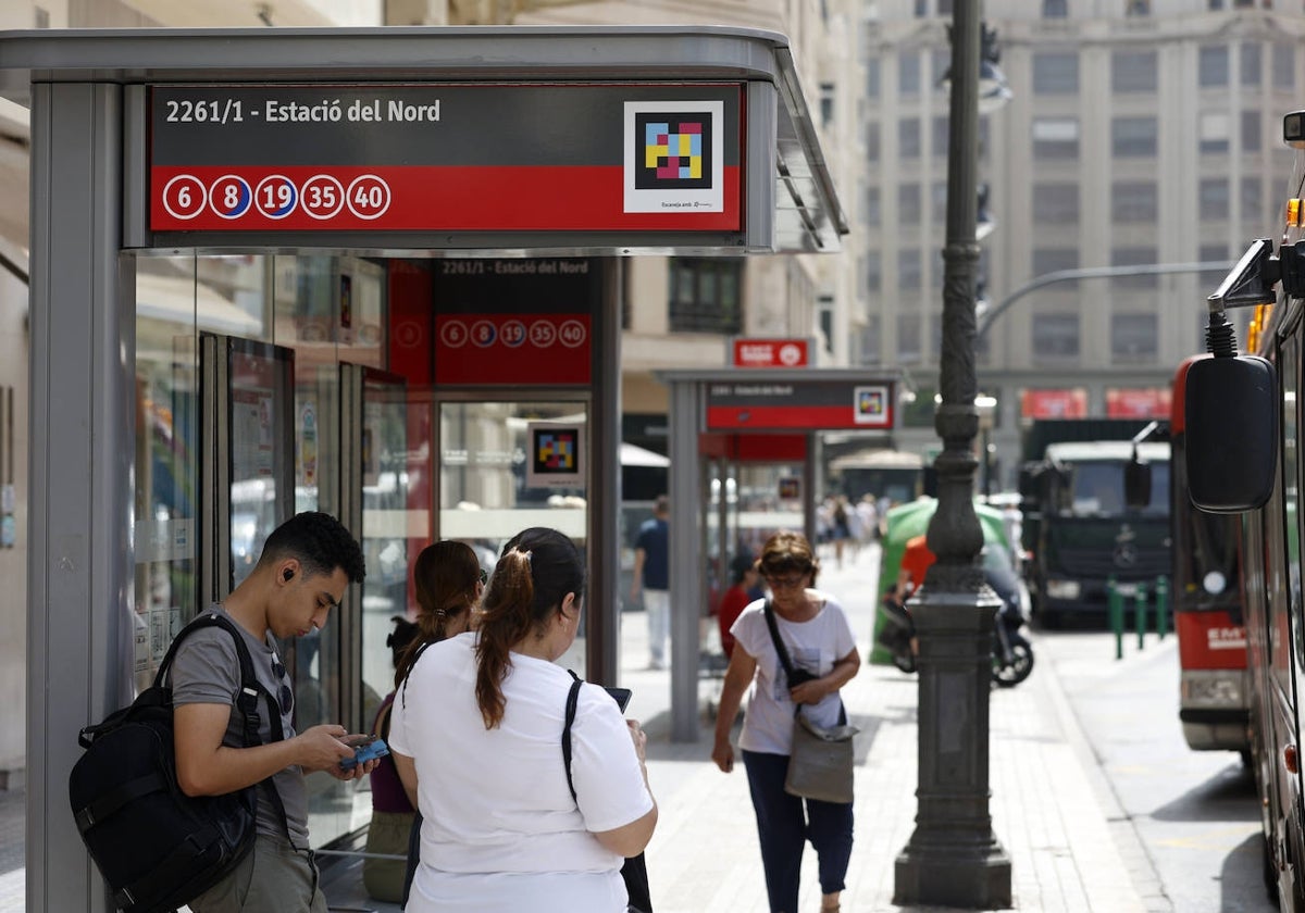 Usuarios de la EMT en una parada de la calle Colón.