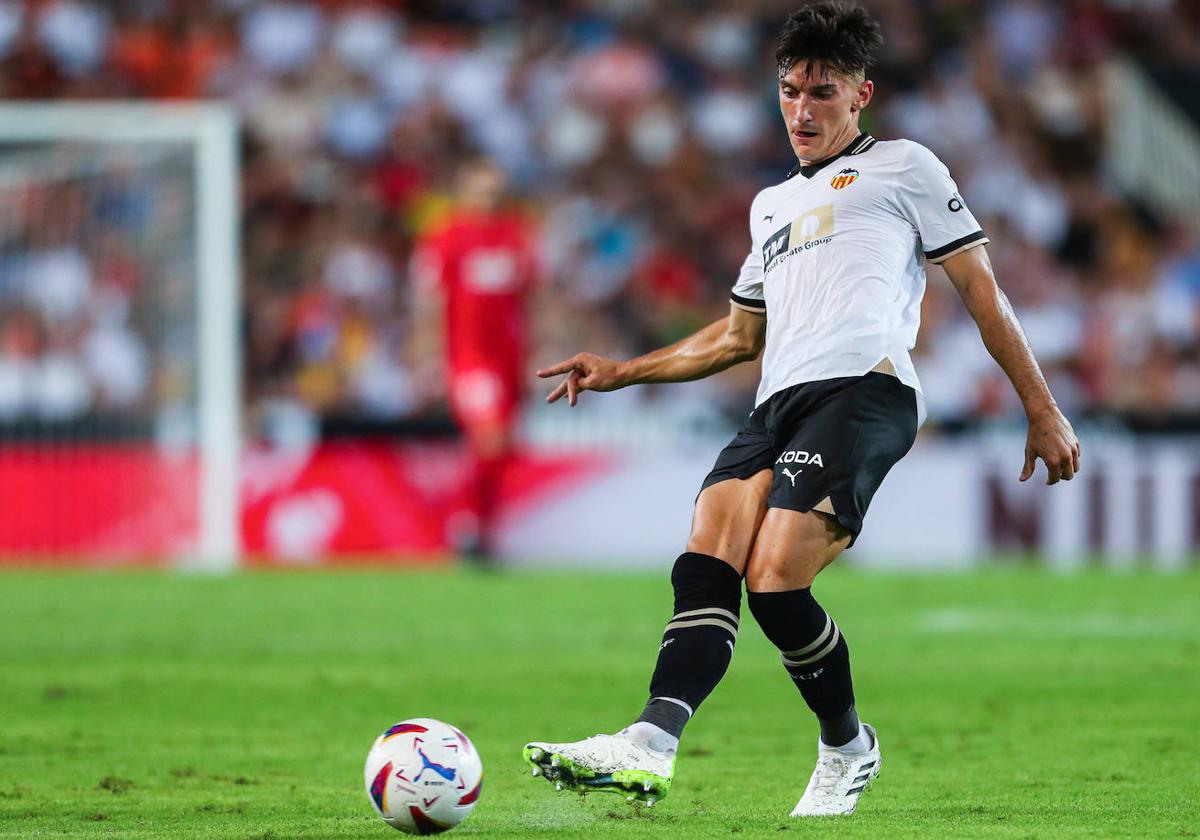 Pepelu, golpeando el balón, durante el partido ante Las Palmas en Mestalla.