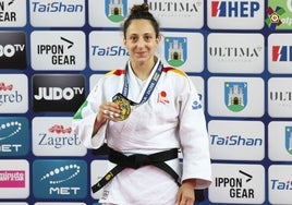 Mireia Lapuerta con el oro obtenido en el Grand Prix de Zagreb.