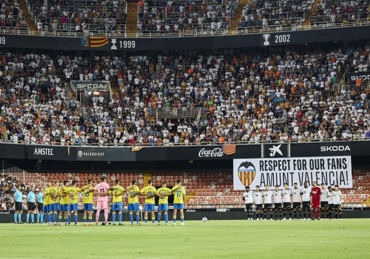 Minuto de silencio en los prolegómenos, donde se aprecia la grada de animación vacía por el segundo partido de sanción por los insultos racistas a Vinicius.