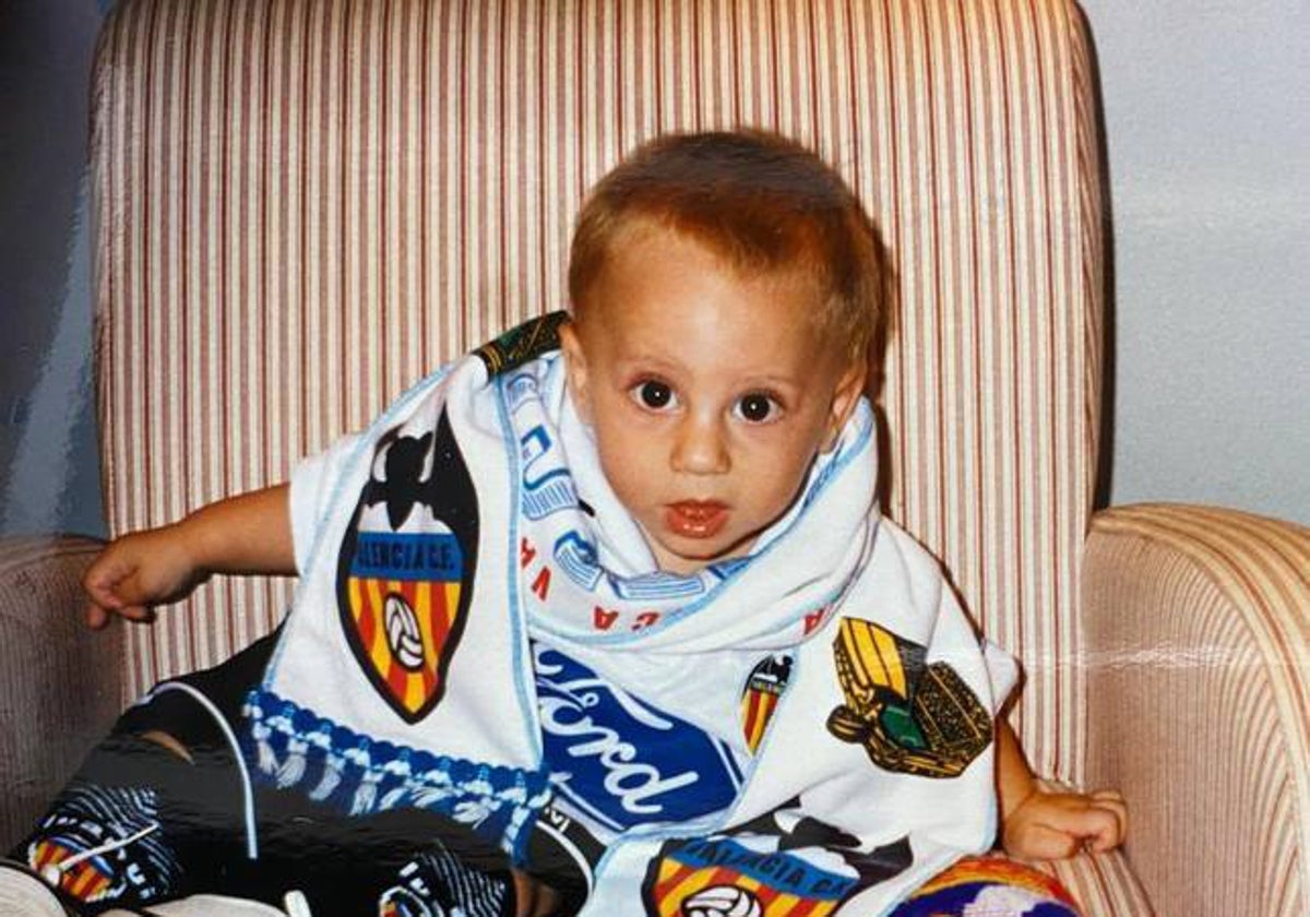 Sergi Canós, con el uniforme del Valencia durante su infancia.