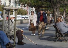 Personas mayores pasean por la calle en una imagen de archivo.