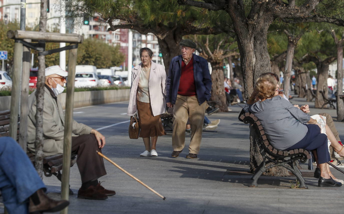 Personas mayores pasean por la calle en una imagen de archivo.