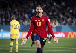 La jugadora española Salma Paralluelo (c) celebra tras marcarle un gol a Suecia durante la semifinal del Mundial femenino