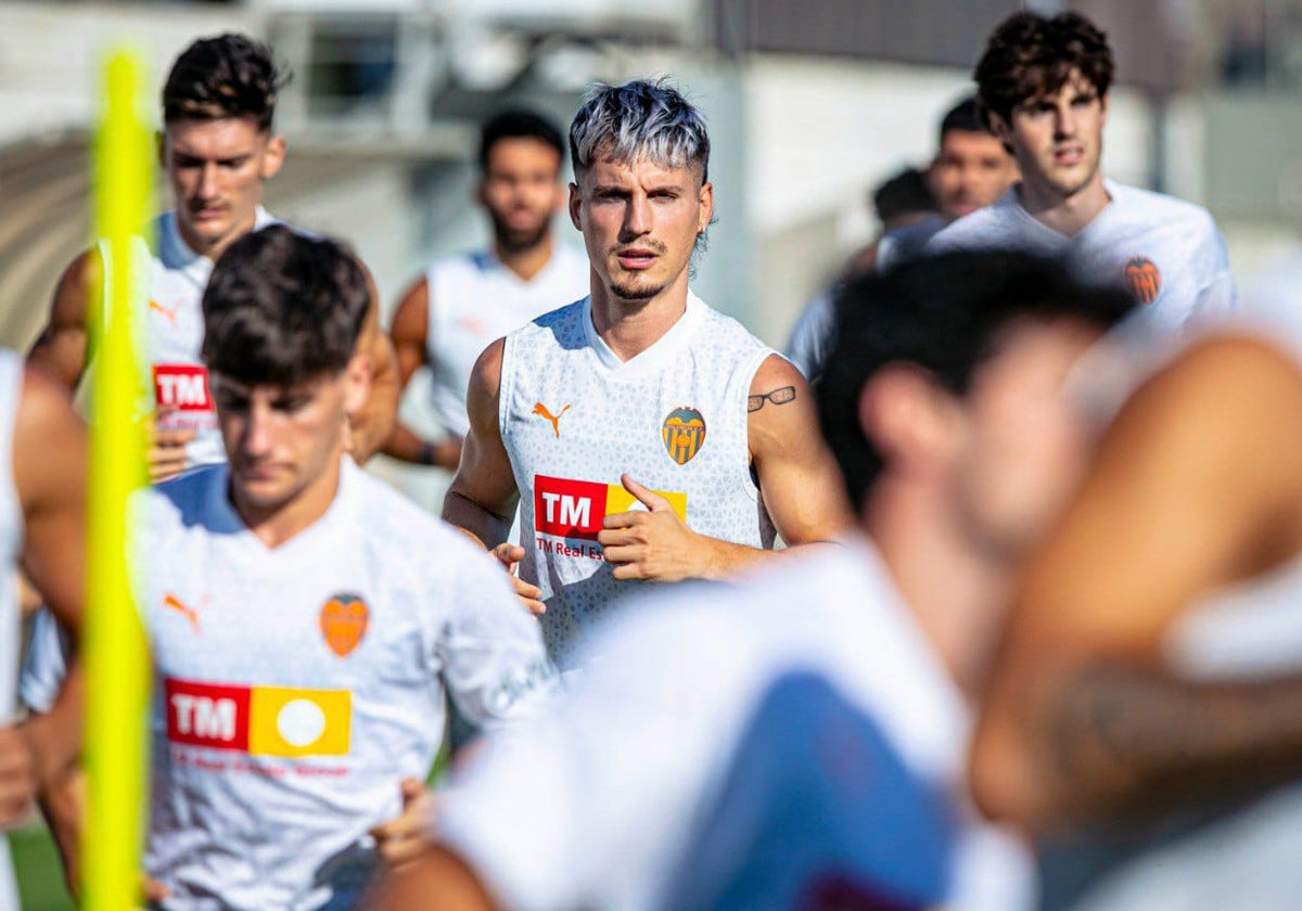 Sergi Canós junto a sus compañeros en la Ciudad Deportiva de Paterna.