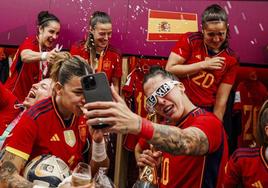 Las jugadoras de la selección española de fútbol femenino celebran su victoria tras ganar la Final del Mundial femenino de fútbol.