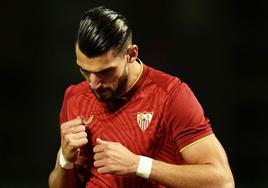 Rafa Mir, celebrando un gol con el Sevilla en pretemporada.