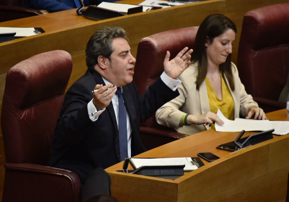 Ana Vega, junto al diputado José María Llanos, de Vox, en Les Corts.